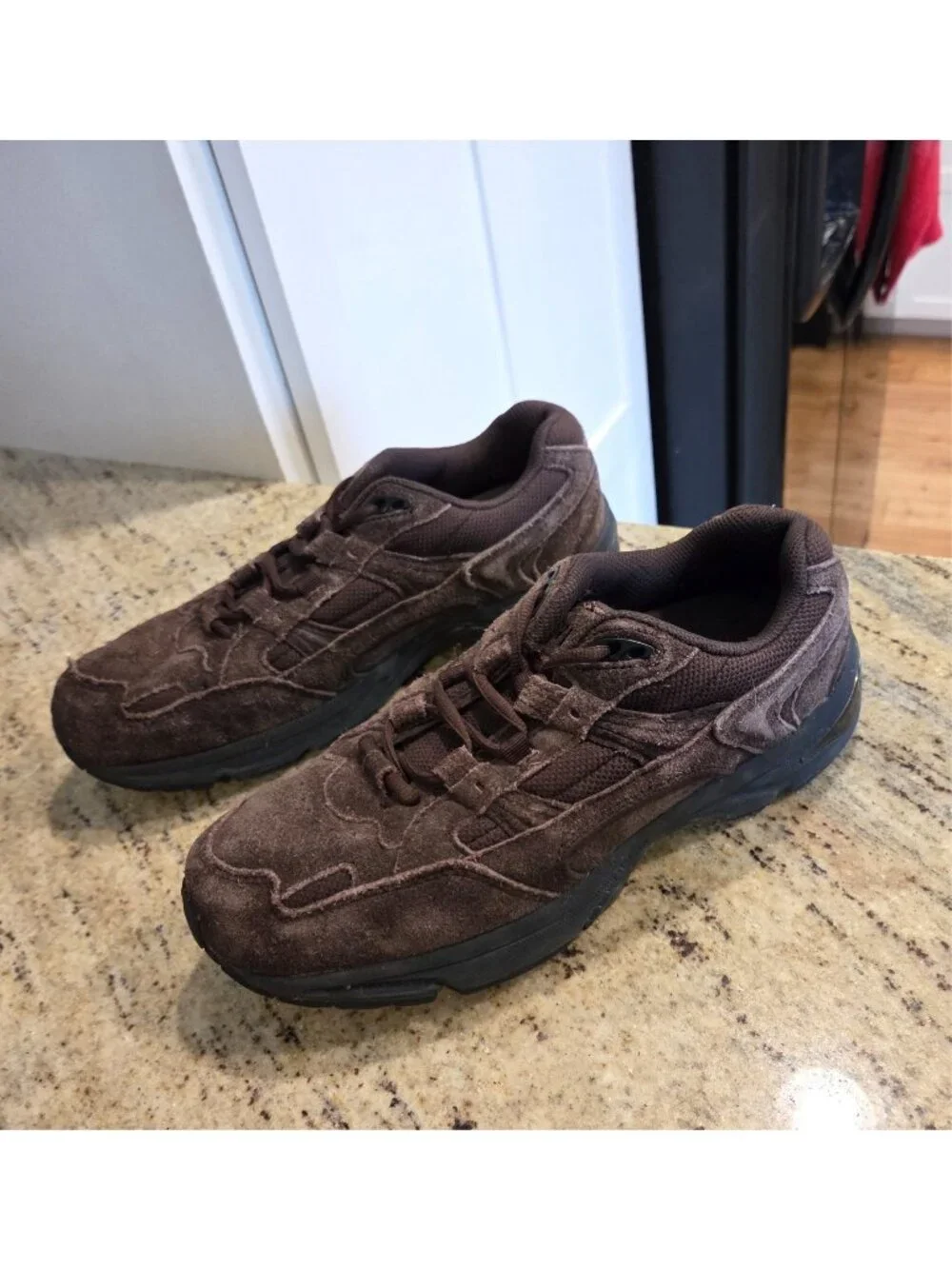 Vionic Walker Shoes Womens Size 8.5  Brown Suede Sneakers